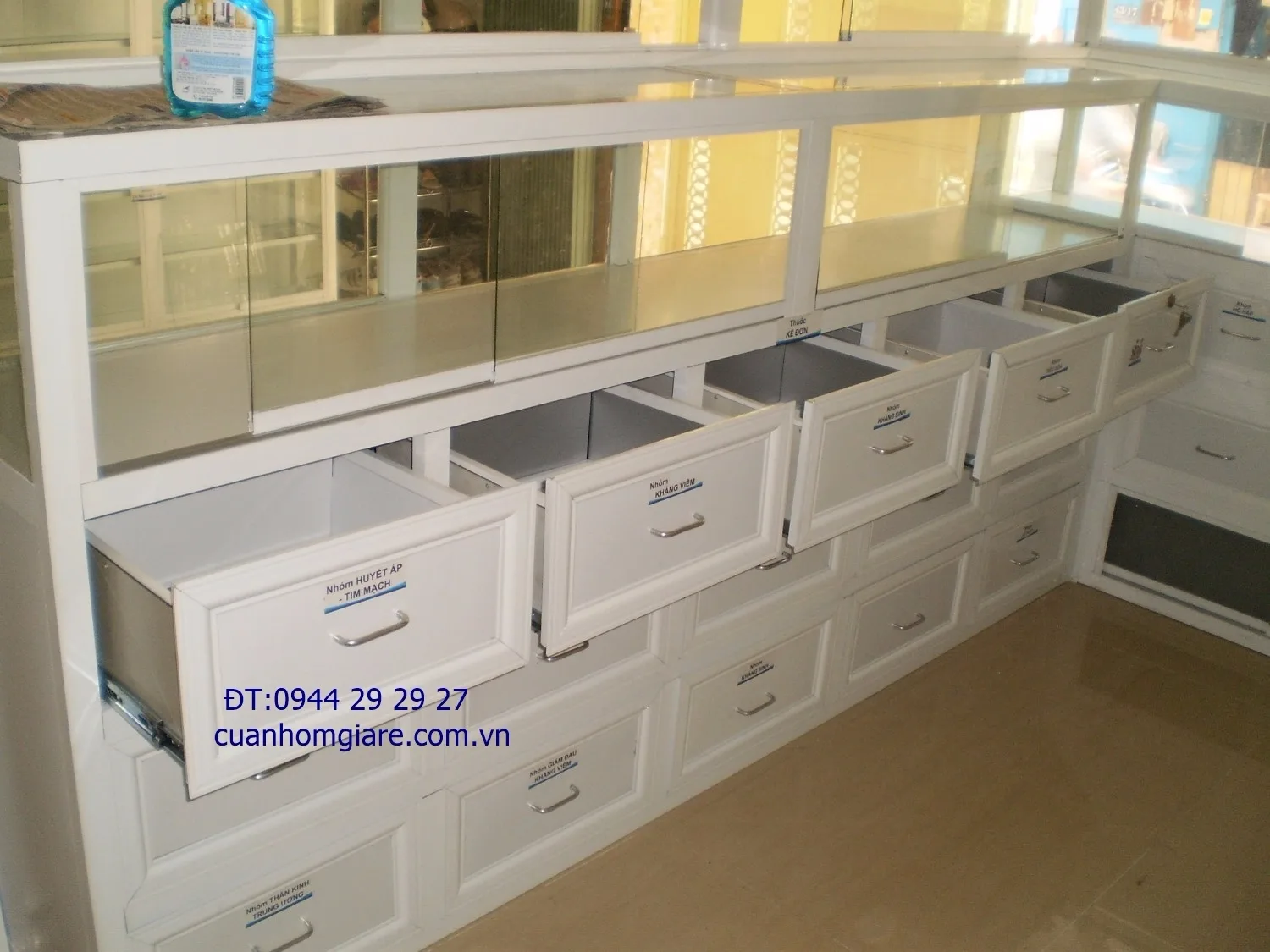 Mẫu tủ thuốc tây đẹp bằng khung nhôm kính