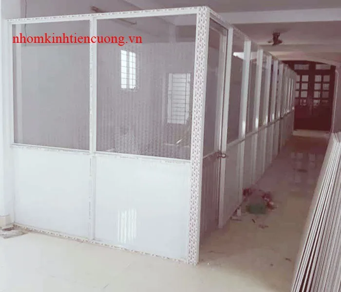 Vách khung trắng có phần dưới kín, phần trên lấy sáng và cửa đi dọc hành lang